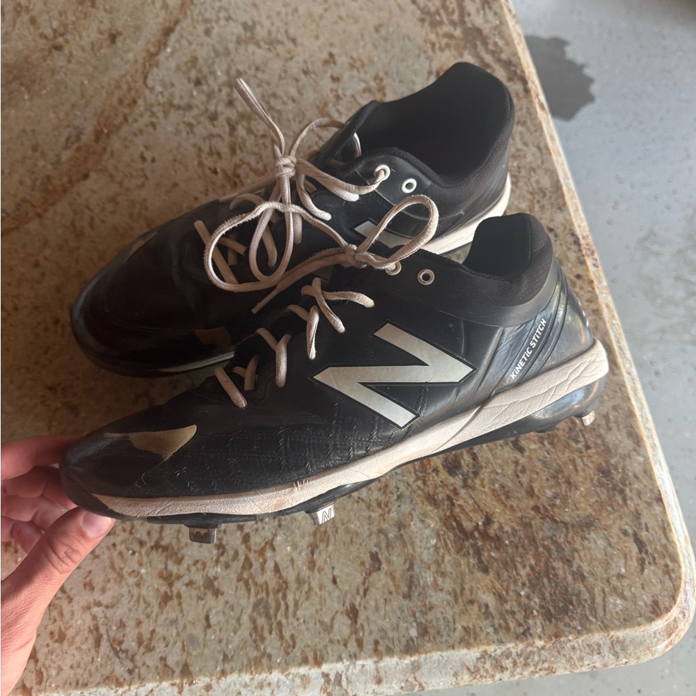 New Balance Black and White Athletic Shoes with Classic Design baseball cleats